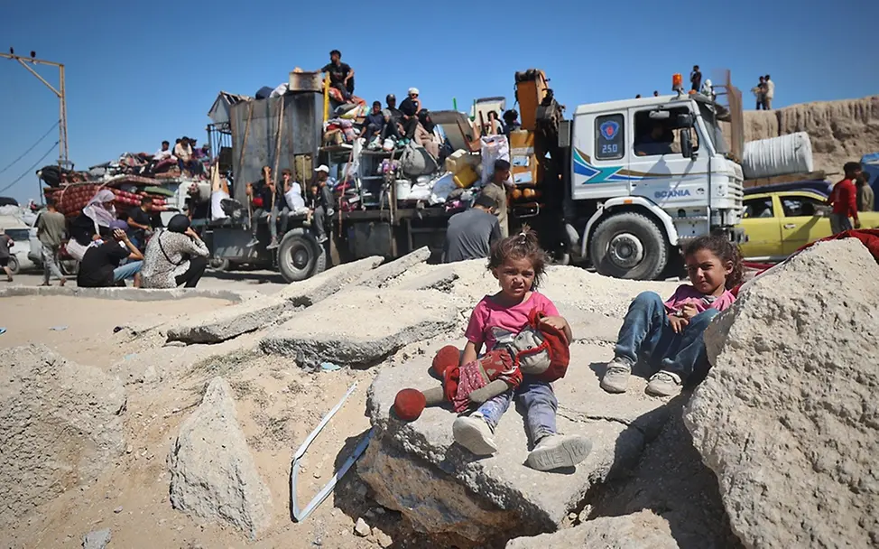 Gaza News: Zwei Mädchen sitzen auf einer zerstörten Straße