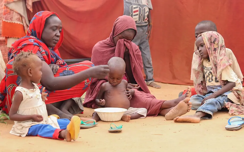 Darfur, Sudan: Mütter und Kinder sitzen in einer Sammelstelle