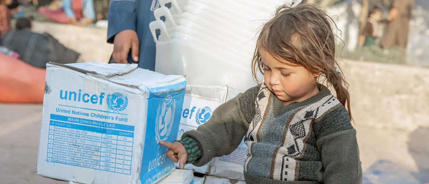 Afghanistan: Mädchen zeigt auf Hilfsgüter von UNICEF. | © UNICEF/Khan Afghanistan: Mädchen zeigt auf Hilfsgüter von UNICEF.