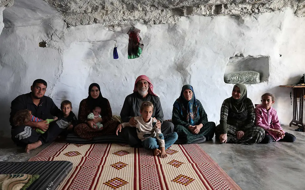 Familie in Syrien, deren Heimatort vollständig zerstört wurde. Syrien/2025