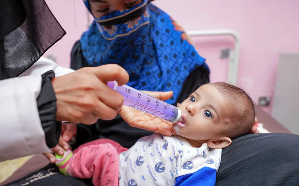 Spenden gegen Hunger: Ein hungerndes Baby in Jemen bekommt Spezialmilch. 