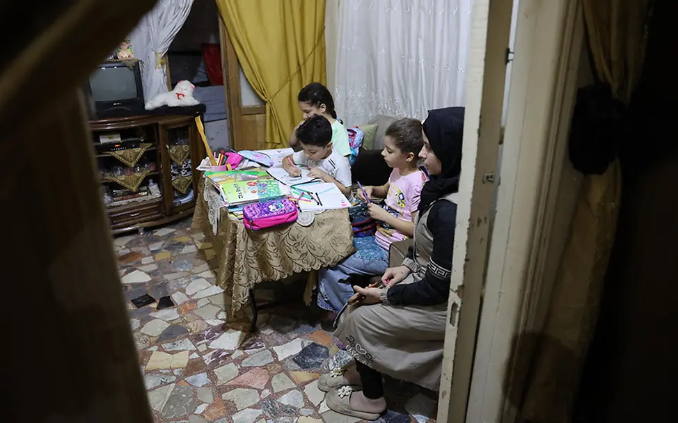Syrien: Kinder machen zuhause Hausaufgaben.