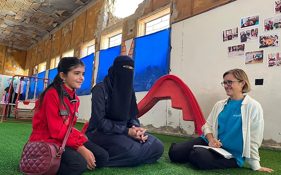 Syrien: Ninja redet mit Mutter und Tochter.