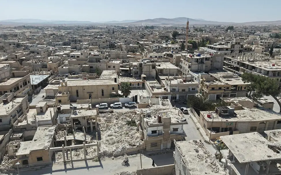 Syrien: Panoramabild von zerstörten Gebäuden.