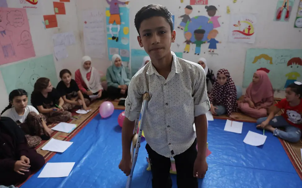 Syrien: Ein Junge mit einer Krücke.