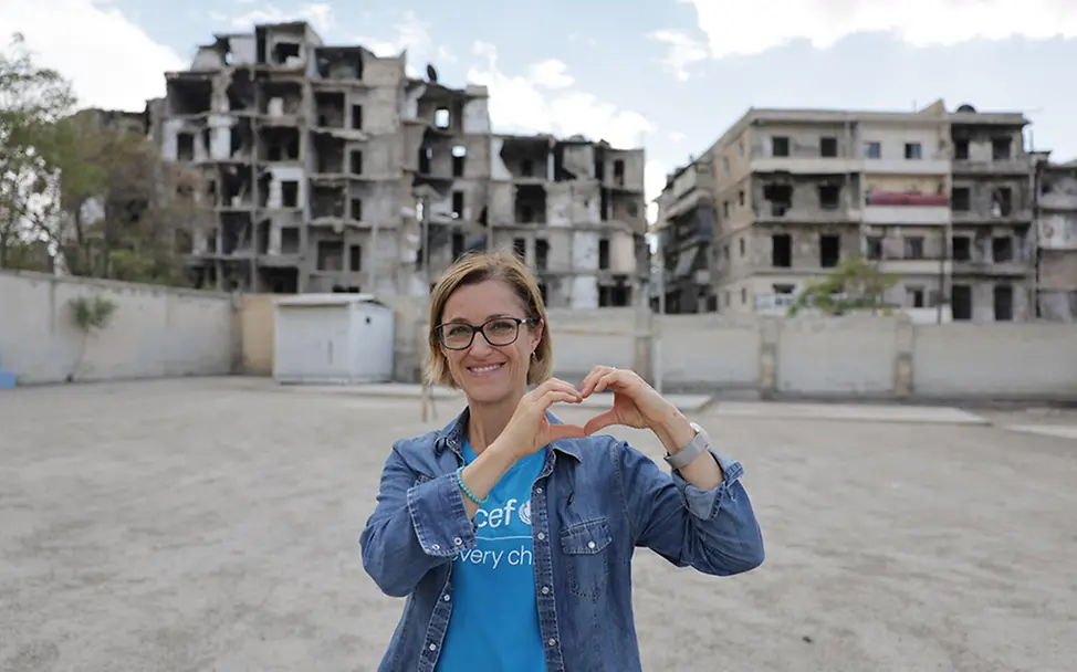 Syrien: Ninja Charbonneau formt ein Herz mit ihren Händen.