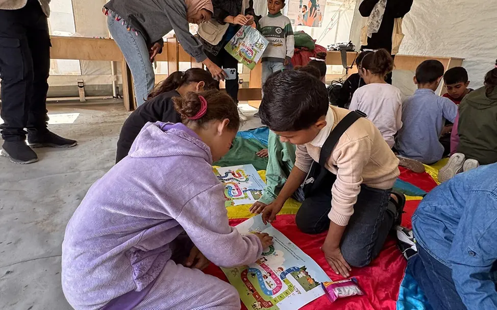 Gaza: Kinder spielen in temporären Lernzentrum