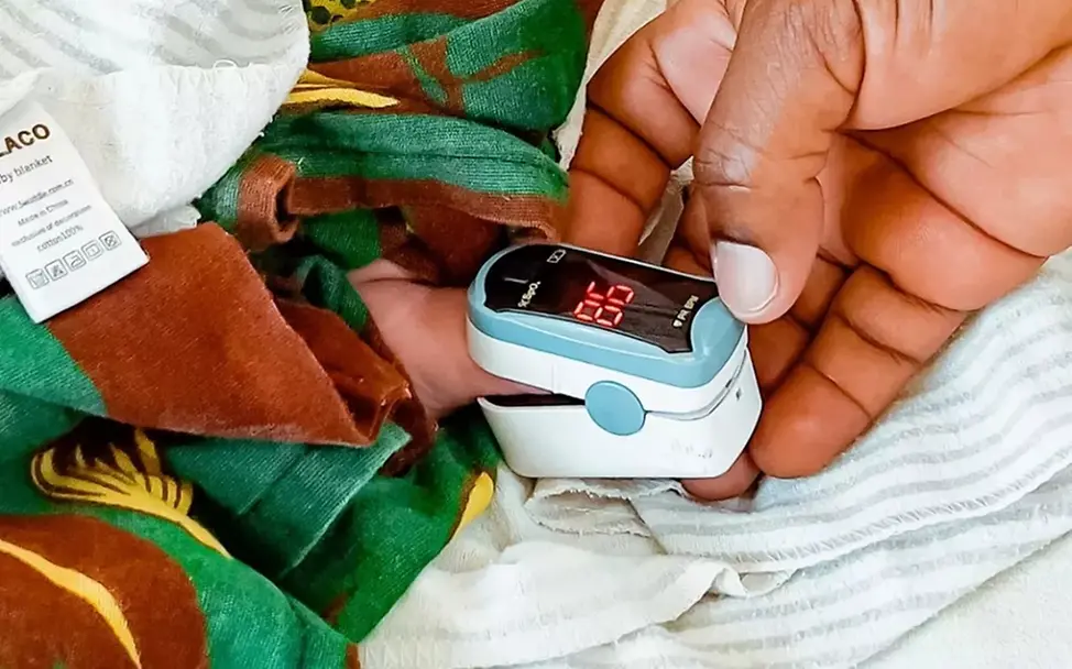 Sauerstoff im Blut und den Puls.| © UNICEF Tansania Tansania Kinder: UNICEF