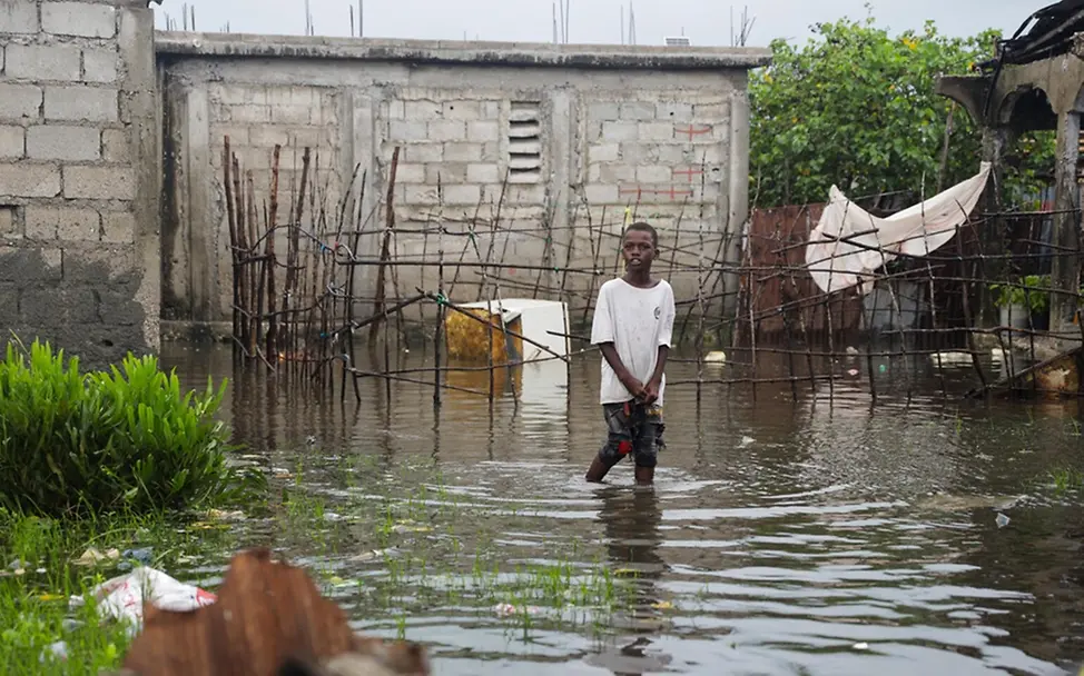 Ein Junge läuft durch die überfluteten Straßen seiner Nachbarschaft. | © UNICEF/Noel Hurrikan Melissa Kinder in Gefahr: Haiti Kuba Jamaika