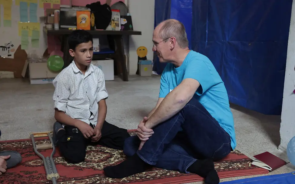 Christian Schneider in Homs/Syrien | © UNICEF/Ashawi Kinder Syrien: Christian Schneider im Gespräch mit Ibrahim (13).