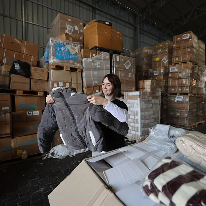 Ein Lager voll mit wärmender Kleidung für den Winter.