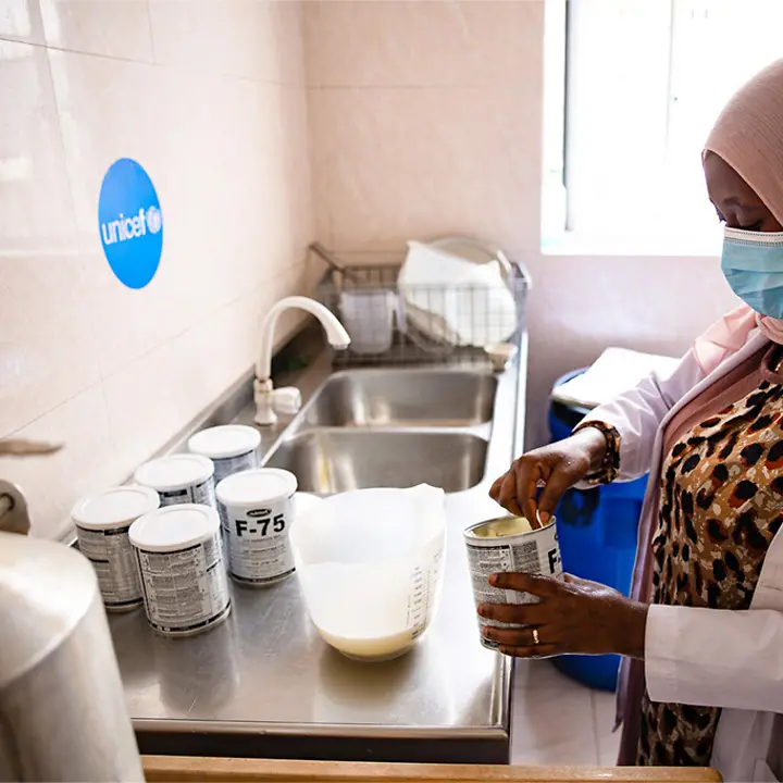 Das Pulver wird in Wasser gemischt, wodurch die Nährstoffhaltige Spezialmilch entsteht | © UNICEF/Pouget Das Pulver aus der Dose wird in einem Messbecher mit Wasser vermischt, um die Spezialmilch herzustellen.