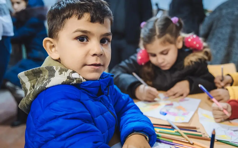Kinder erhalten warme Kleidung für den Winter. | © UNICEF/Serhii Denysenko Ukraine: Kinder erhalten warme Kleidung für den Winter.