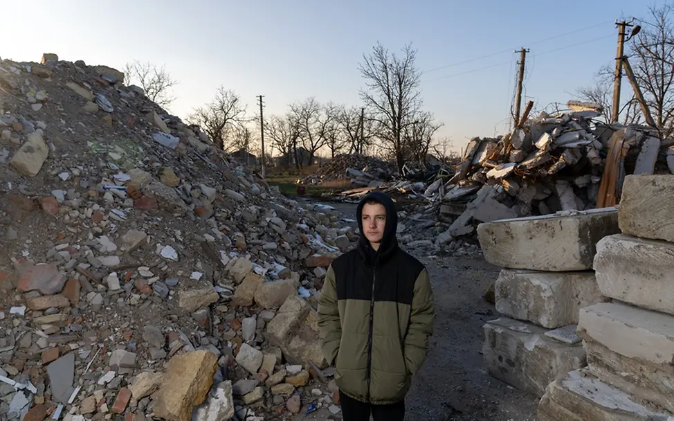 Ukraine: Ein Junge steht in den Ruinen seiner Schule