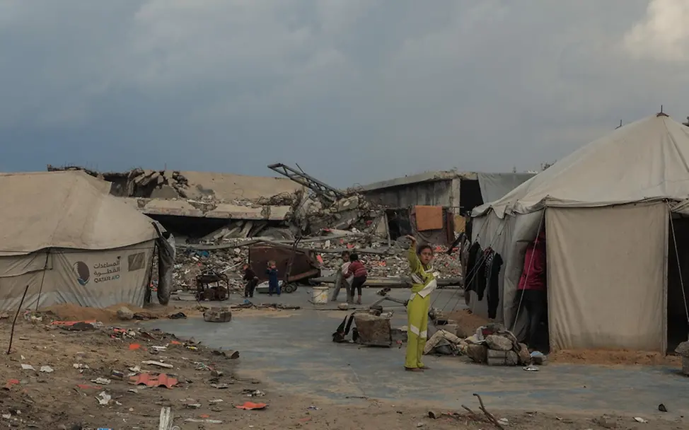Ein Mädchen steht vor einem Zelt in Gaza-Stadt.