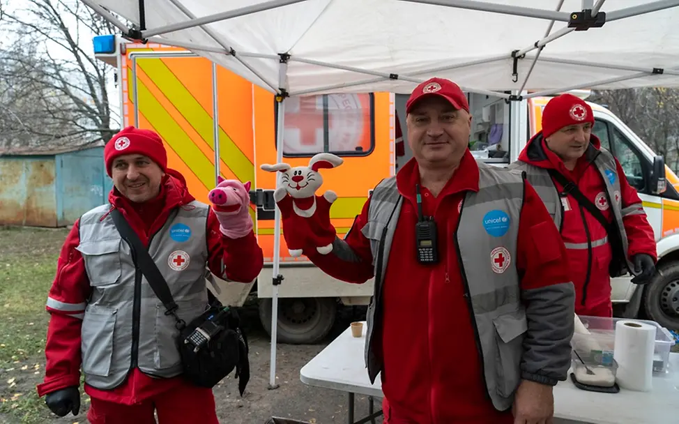 UNICEF unterstützt Nothilfeteams, die unmittelbar nach schweren Einschlägen helfen. | © UNICEF/ Oleksii Filippov UNICEF unterstützt Nothilfeteams, die unmittelbar nach schweren Einschlägen helfen.