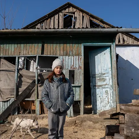 Ukraine-Krieg Verlauf: Alina steht vor ihrem beschädigten Haus 