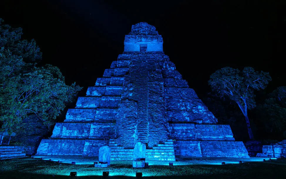 Tikkal Pyramiden strahlen blau für Kinderrechte | © UNICEF/Torres Tikkal Pyramiden: Kinder Kinderrechte