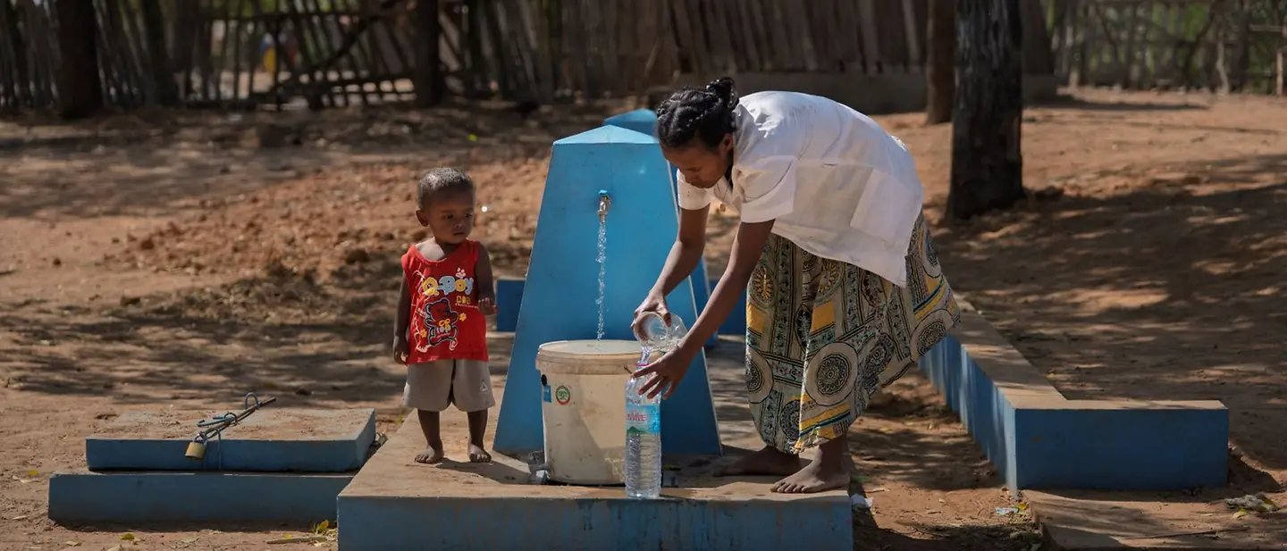 Die 17 Ziele für nachhaltige Entwicklung - einfach erklärt! | © UNICEF/Andrianantenaina Madagaskar: Eine Mutter und ihr Kind nutzen einen Brunnen.