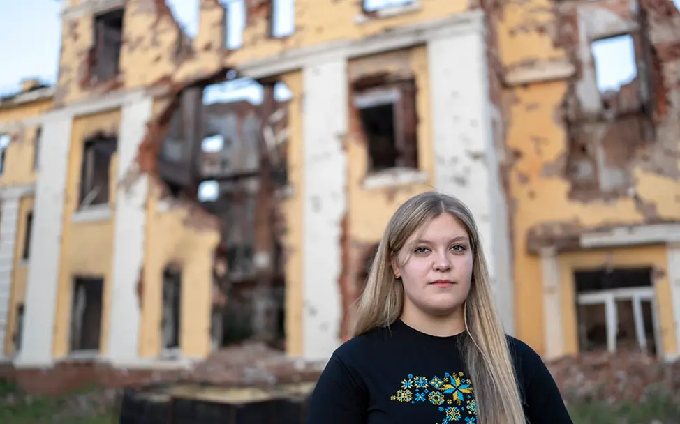 Ukraine-Krieg Verlauf: Sofia (17) steht vor ihrer schwer beschädigten Schule in Charkiw