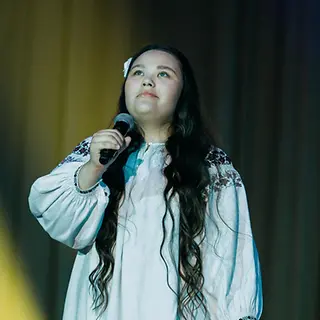 Ukraine: Dariia bei einer Aufführung im UNICEF-Kinderzentrum | © UNICEF Ukraine: Dariia bei einer Aufführung im UNICEF-Kinderzentrum