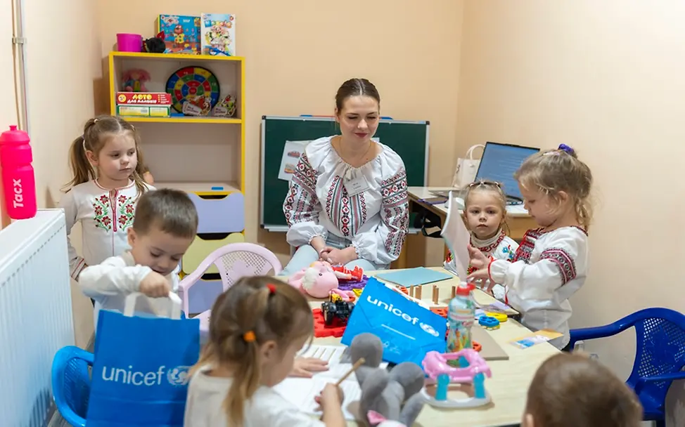 Ukraine: Kinder lernen in einem Klassenzimmer in einem Schutzraum