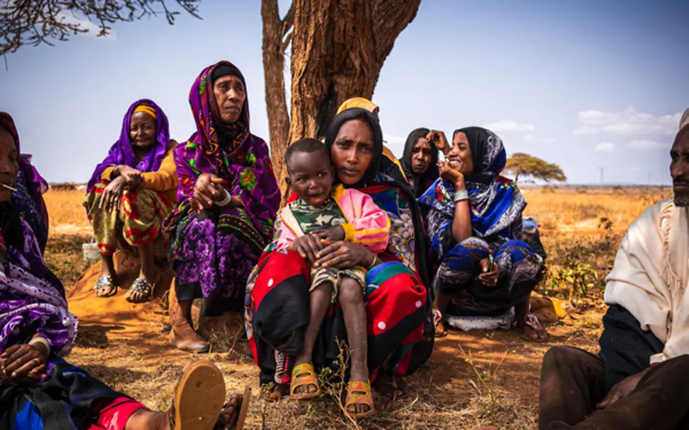 Dürre in Äthiopien: Ein Junge sitzt umringt von Verwandten auf dem Schoß seiner Mutter.