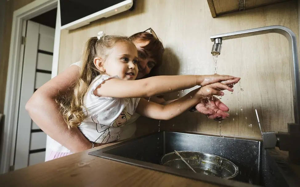 UNICEF-Patenschaft: Ein Kind wäscht sich die Hände. 