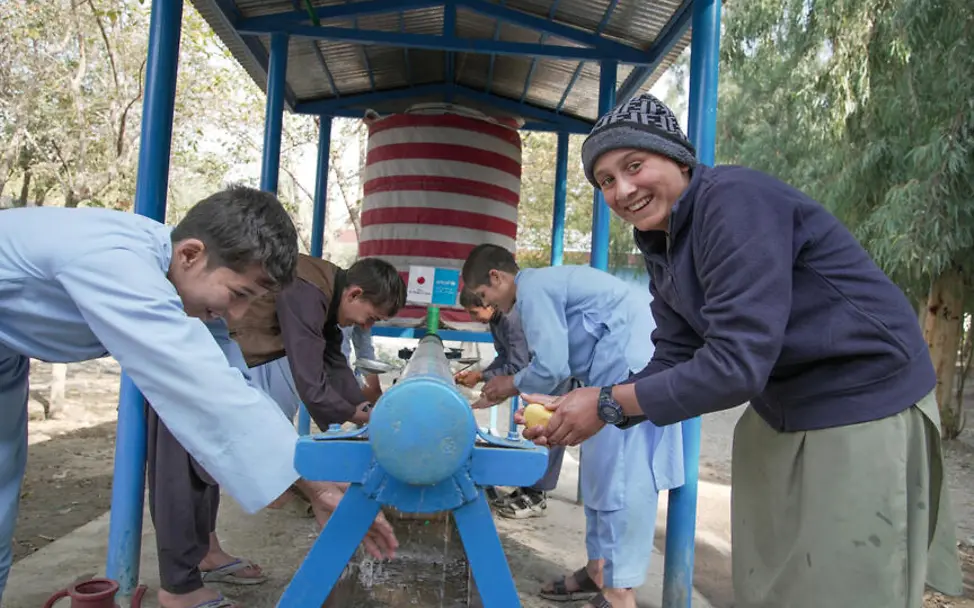 Spenden zu Weihnachten: Jungen in Afghanistan waschen ihre Hände im Freien.