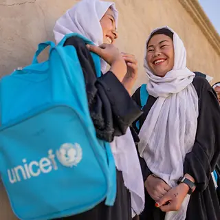 Bildung für Mädchen in Afghanistan: Mädchen haben von UNICEF Schulrucksäcke erhalten