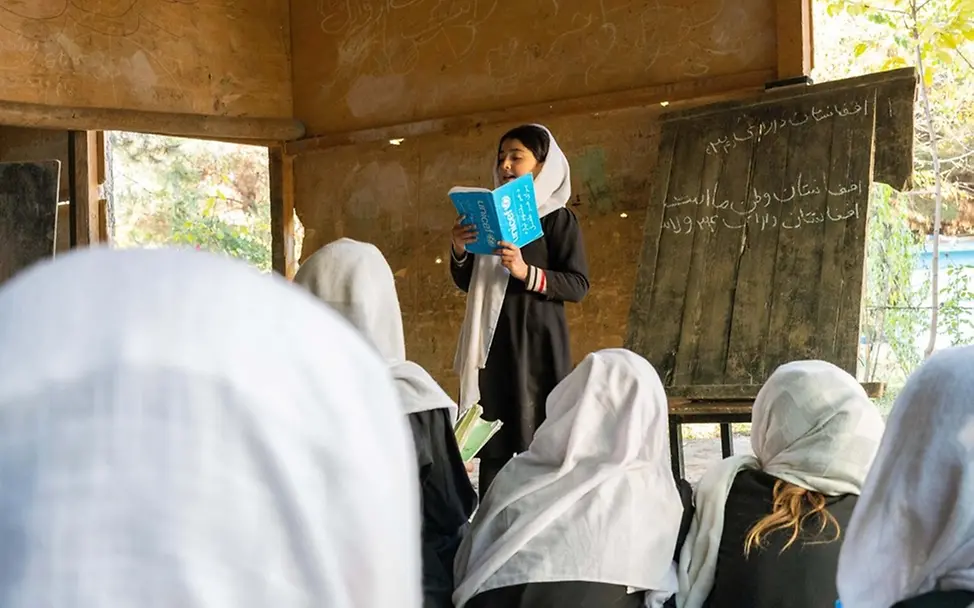 Bildung für Mädchen in Afghanistan: Ein Mädchen liest vor der Klasse