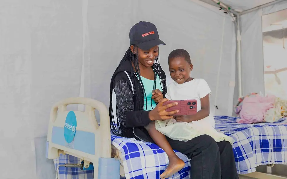 Ebola Kongo: Eine von UNICEF unterstützte Psychologin kümmert sich um ein Kind, dessen Mutter wegen Ebola behandelt wird. 