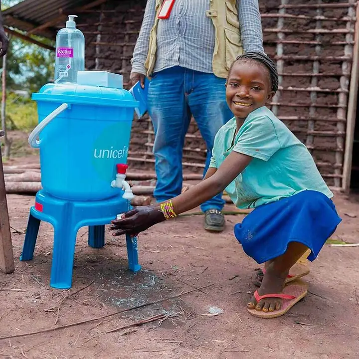 Ebola Kongo: Ein Mädchen wäscht sich an einer mobilen Waschstation die Hände. 