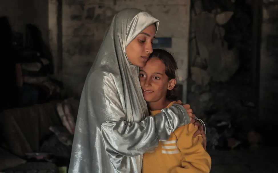 Krieg für Kinder erklärt: Eltern sollten mit ihren Kindern über Krieg sprechen, um Ängste zu nehmen. Mit Kindern über Krieg sprechen: Eine Mutter umarmt ihre Tochter in einer zerstörten Moschoee in Gaza.