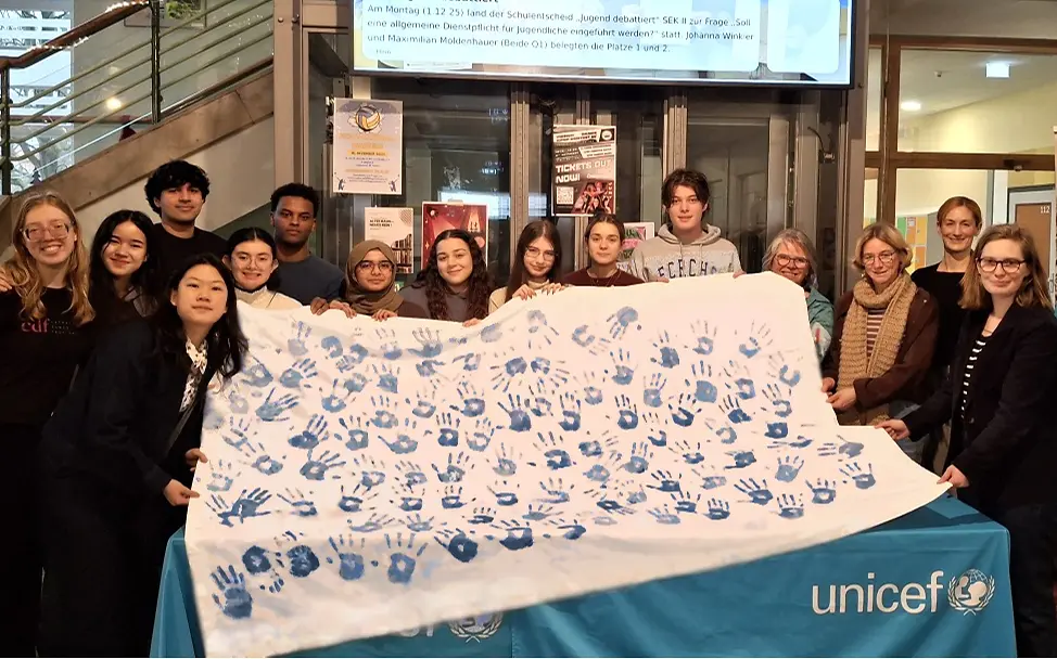 Karo Otte, MdB, empfängt die Blue Hands am 12. Dezember 2025 im Felix-Klein-Gymnasium