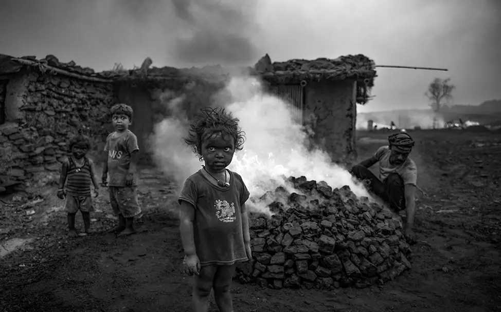 © Sourav Das, Indien (Children in Jharia’s coal mines lose childhood to smoke, fire, and endless survival)