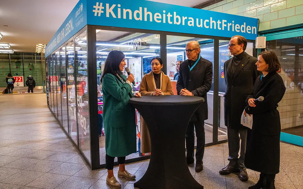Auftakt der Aktion war ein Pressetermin in der U-Bahn. | UNICEF/Zimmermann Berlin U-Bahnaktion Ministerin