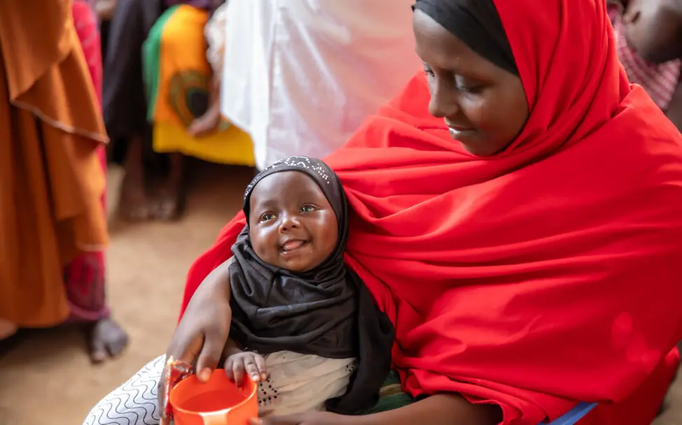 Hunger in Somalia: Ein erkranktes Baby bekommt Wasser von seiner Mutter.