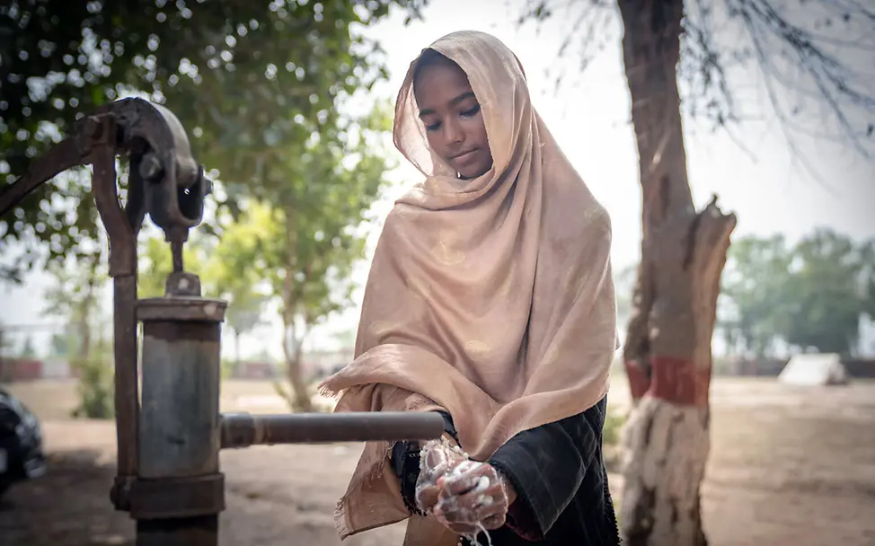 Spenden Nothilfe: Ein Mädchen in Pakistan wäscht sich die Hände 