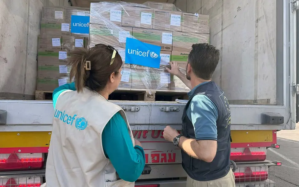 Spenden Nothilfe: UNICEF-Mitarbeitende nehmen im Gazastreifen eine Lkw-Ladung mit UNICEF-Hilfsgütern in Empfang. 