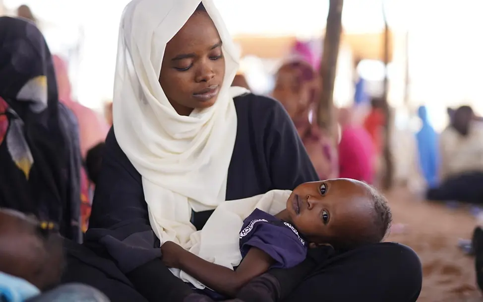 Mangelernährtes Kind in einem von UNICEF unterstützten Ernährungszentrum in Tawila, Nord-Darfur (Sudan). 