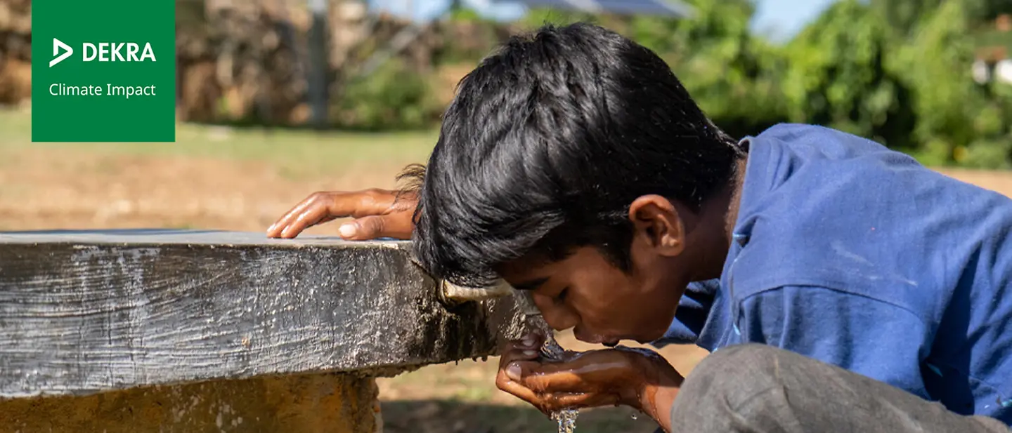 DEKRA: gemeinsam für sauberes Wasser und mehr Klimaresilienz | © UNICEF/Muthuramalingam Ein Junge trinkt aus einem Brunnen.