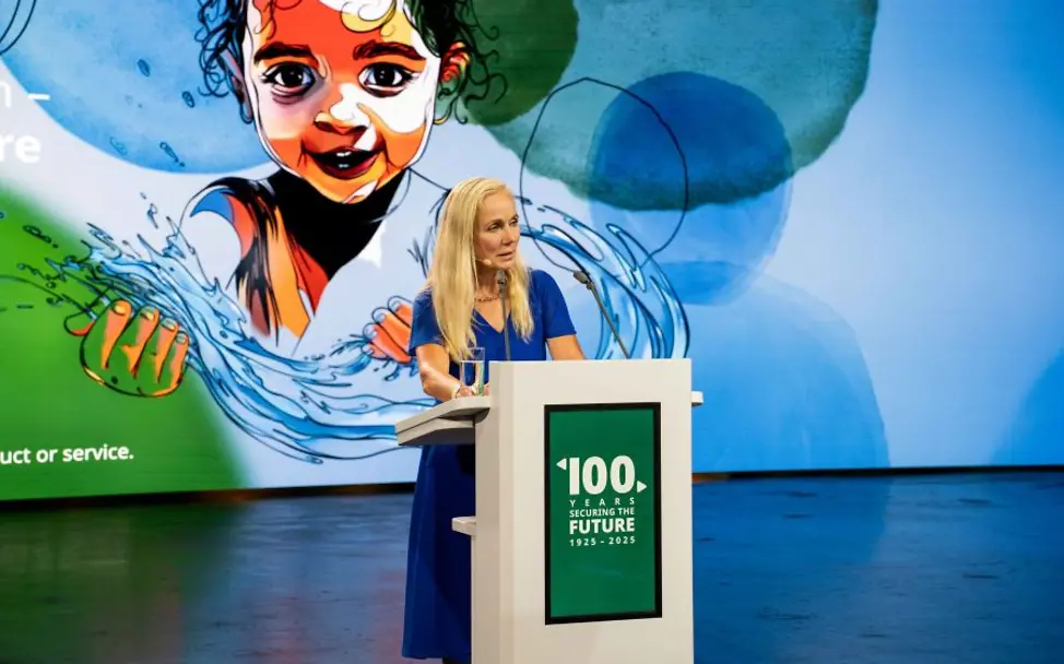 100 Jahre DEKRA | © DEKRA Kitty van der Heijden steht an einem Rednerpult.
