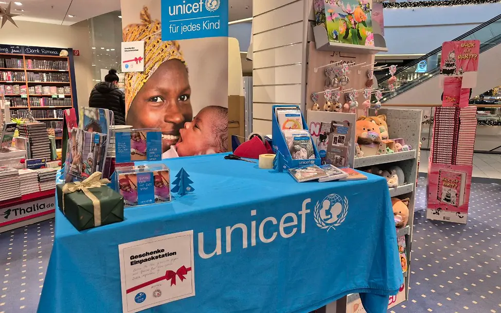 UNICEF-AG Dresden Weihnachtaktionen - u.a. Grußkartenverkauf und Geschenkeeinpackservice