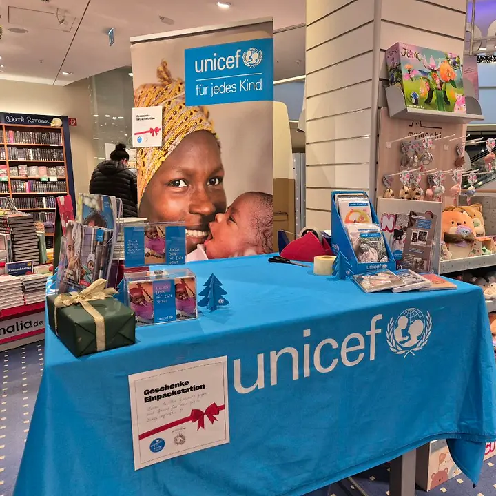 UNICEF-AG Dresden Weihnachtaktionen - u.a. Grußkartenverkauf und Geschenkeeinpackservice