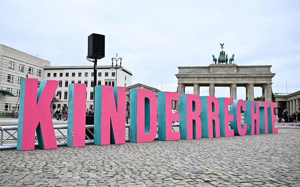 Was ist Demokratie einfach erklärt: Kinderrechte sind wichtig für Demokratie.