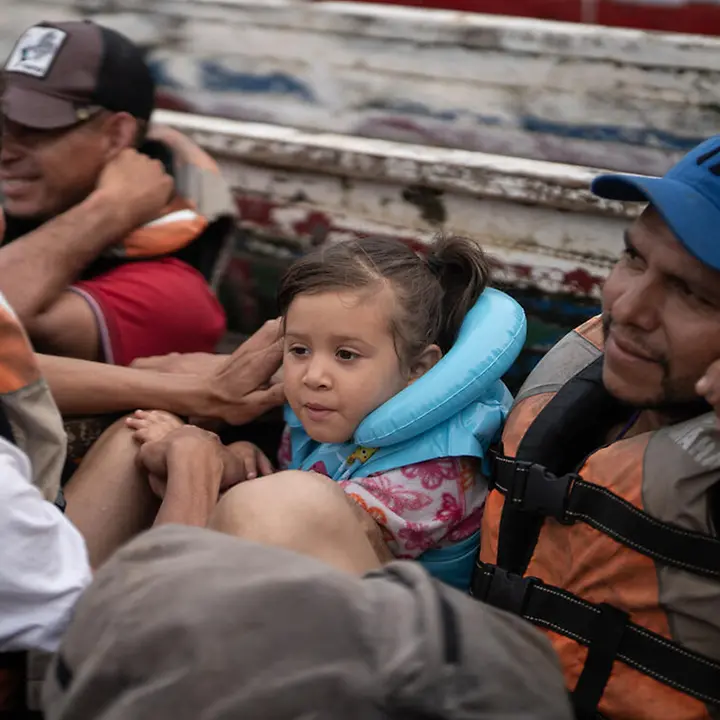 Ein geflüchtetes Mädchen aus Venezuela sitzt mit anderen Menschen in einem Kanu. | © UNICEF/Haro Venezuela Krise: Millionen Menschen sind auf der Flucht, um Armut und Gewalt zu entkommen.