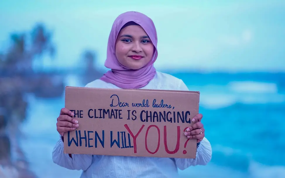 Was ist Demokratie einfach erklärt: Aminath Zara Hilmy (22) steht an einem künstlichen Strand in Malé.