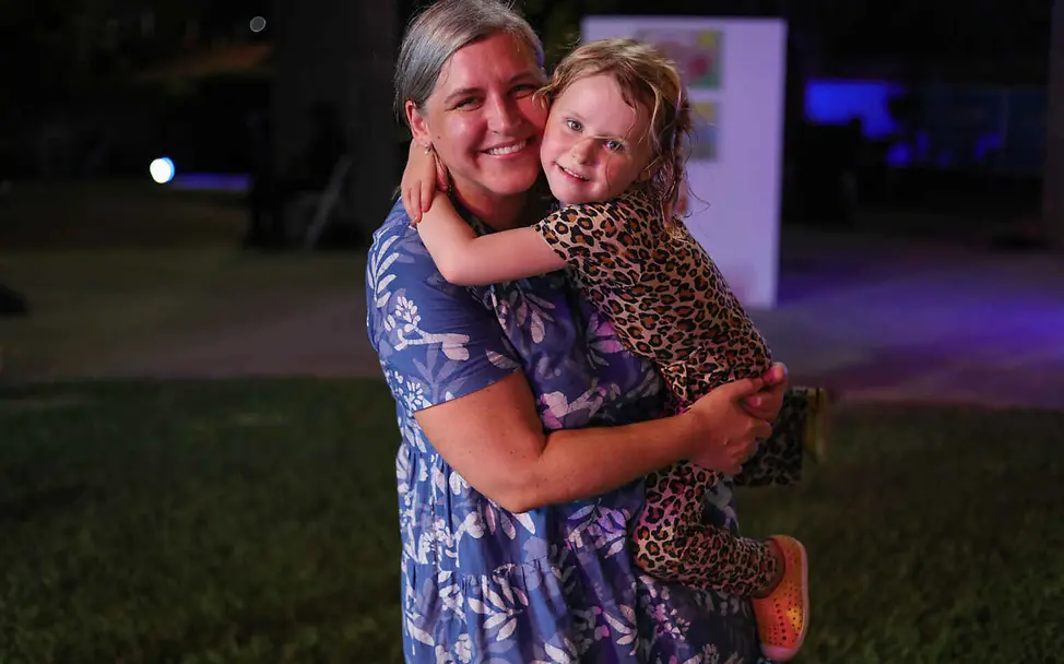 Kinderrechte leicht erklärt: Eine lächelnde Mutter hält ihr Kind auf dem Arm. 