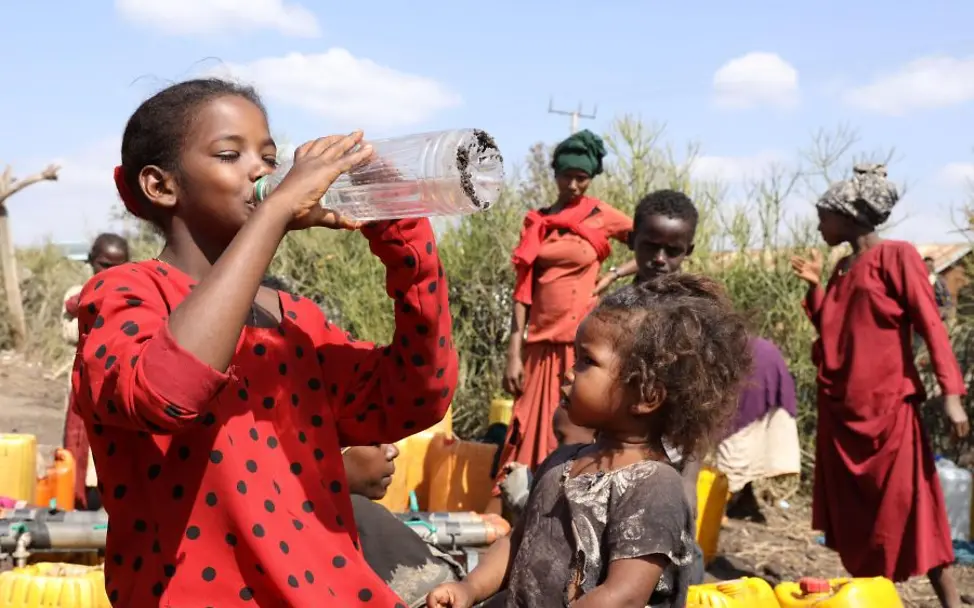 Äthiopien: Sauberes Trinkwasser für Mädchen | © UNICEF/Tesfaye Mädchen trinkt aus einer Wasserflasche.